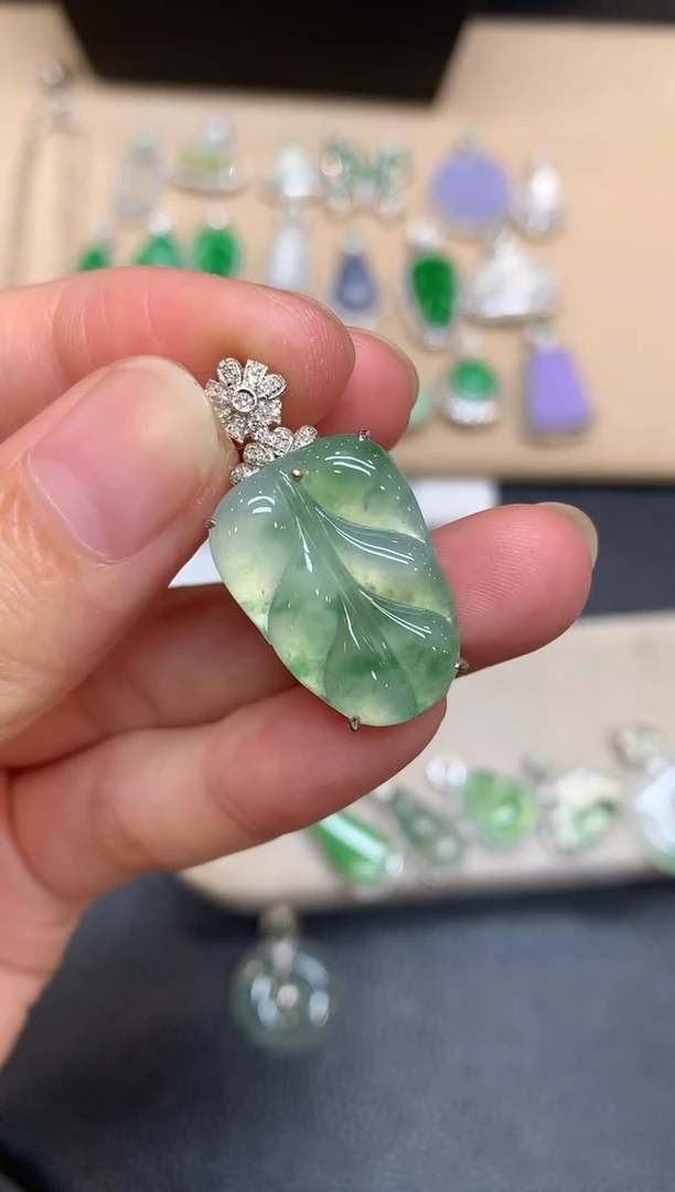 颈饰18K金镶嵌翡翠树叶【无服务费