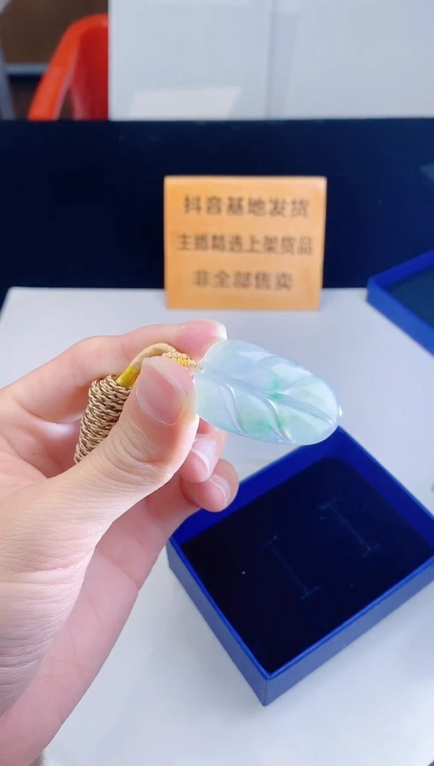 颈饰未镶嵌翡翠``