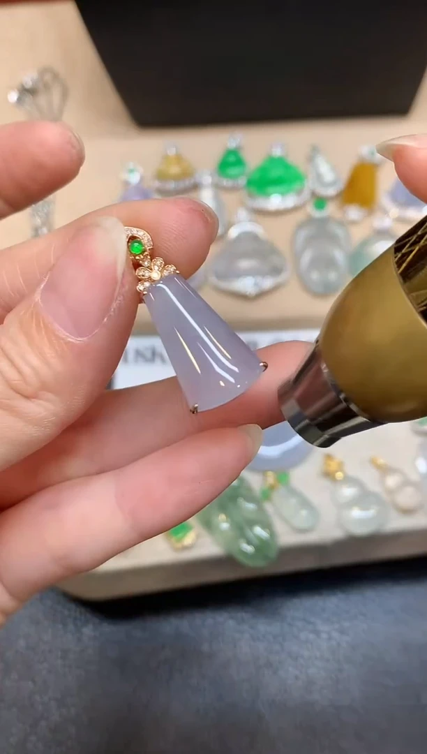 颈饰18K金镶嵌翡翠无事柱【无服务费