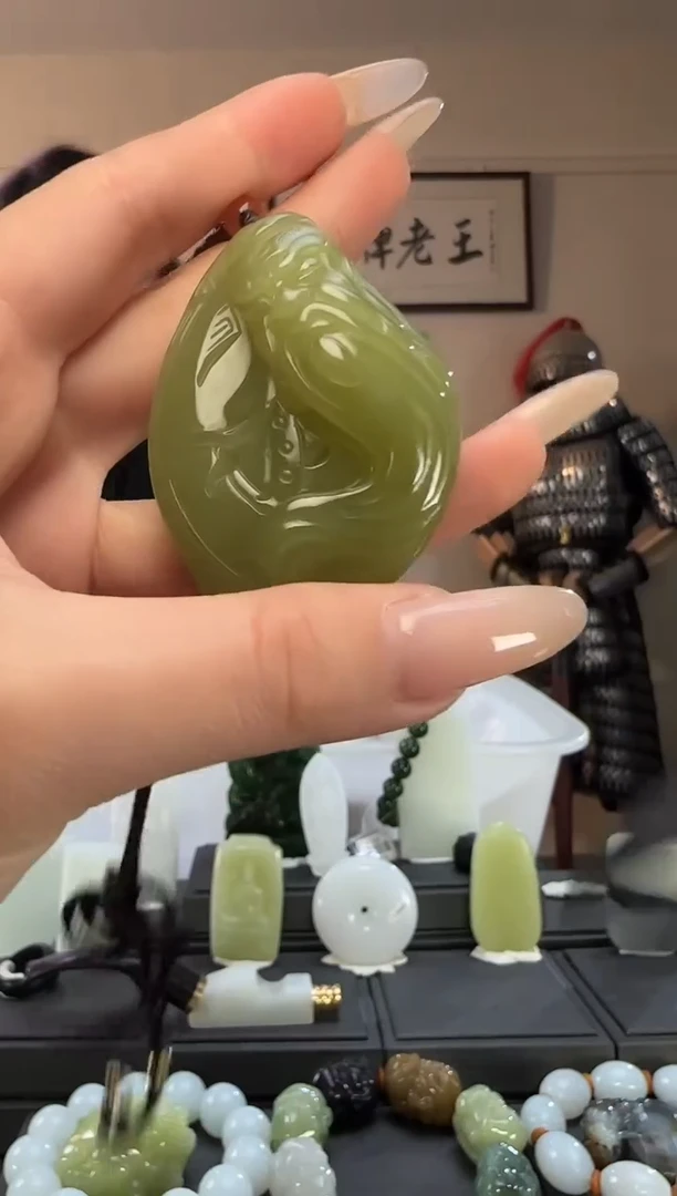 颈饰未镶嵌和田玉青黄口关公手把