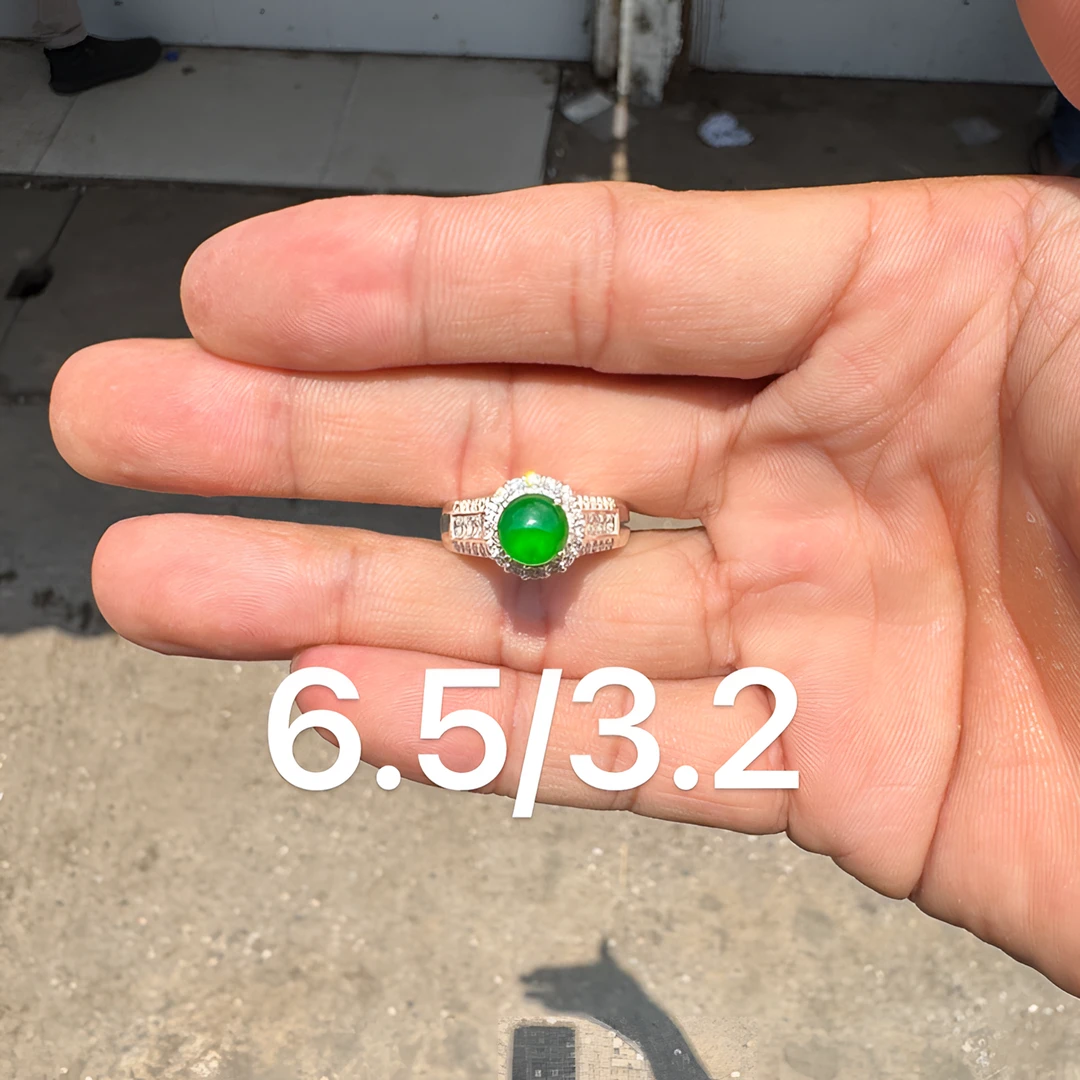0522(小哪吒在源头)高冰种翡翠正圆浓阳辣绿戒面杠味荧光足M100