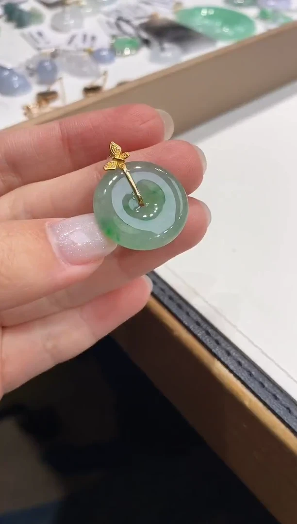 颈饰18K金镶嵌翡翠平安扣