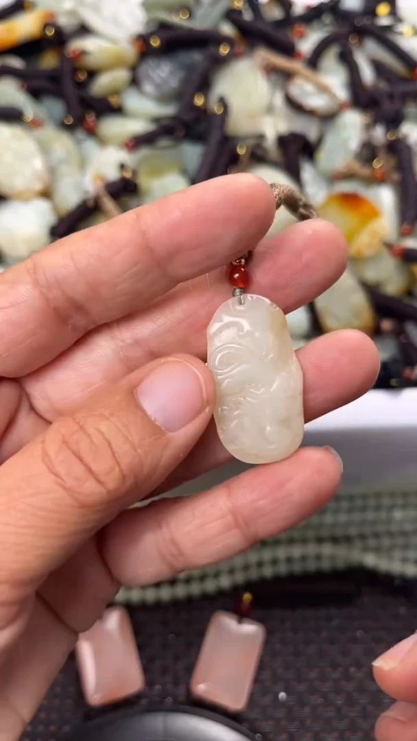 【闪购商品】和田玉颈饰未镶嵌多样性发货没有证书拍一发一有瑕