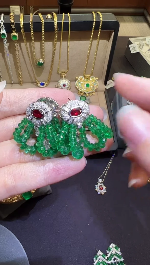 18K金镶嵌耳饰祖母绿35.38ct