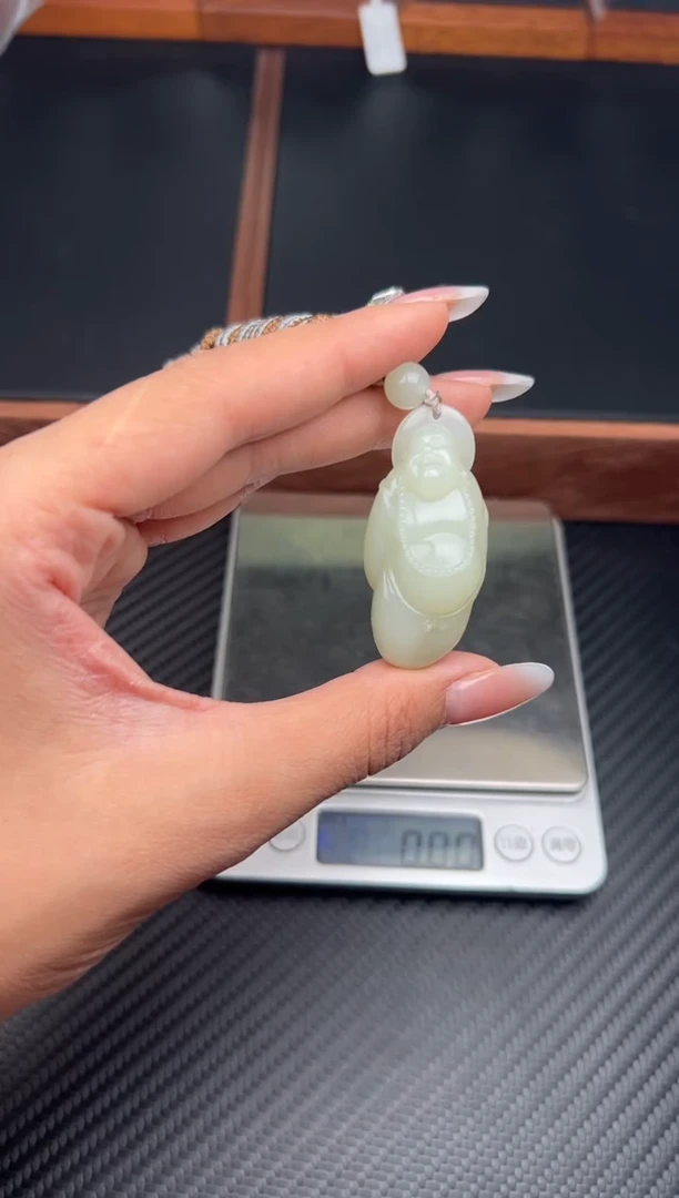 吊坠(赠链)未镶嵌和田玉且末微色差迪克兰一细吊坠