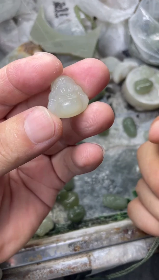 和田玉未镶嵌颈饰.