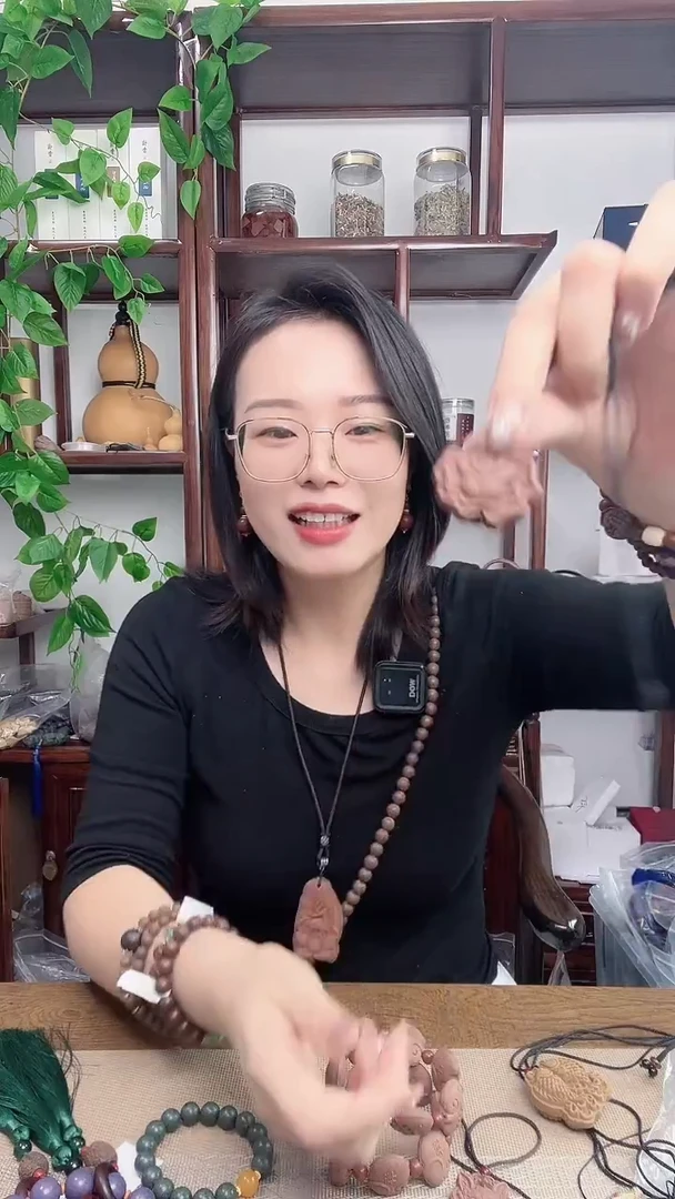 泥塑花蕊夫人的三个牌子