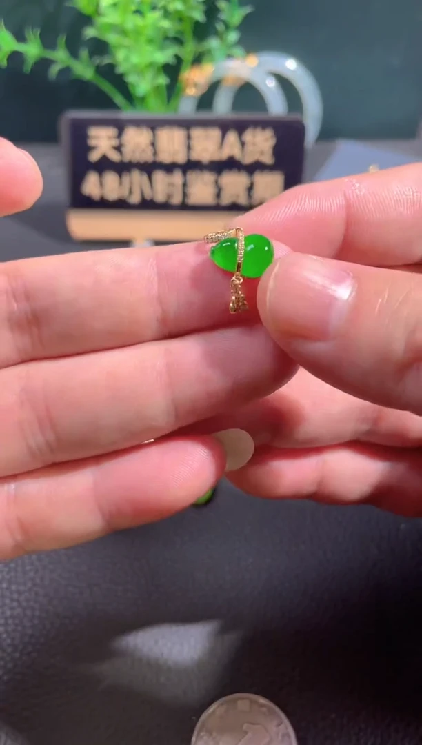 翡翠18K金镶嵌颈饰翡翠