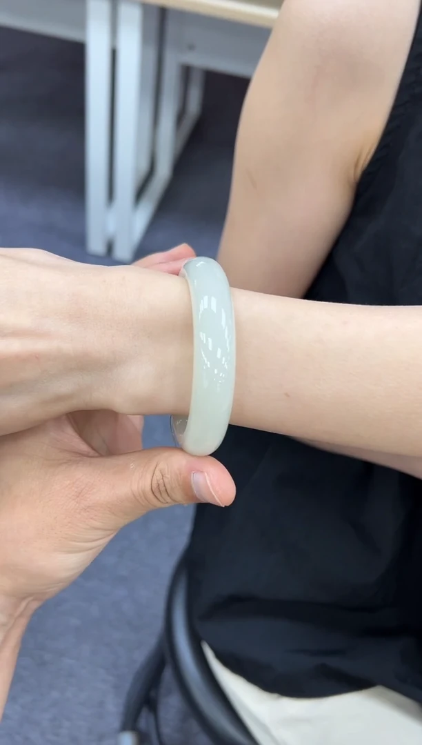 和田玉手镯未镶嵌55-56  134