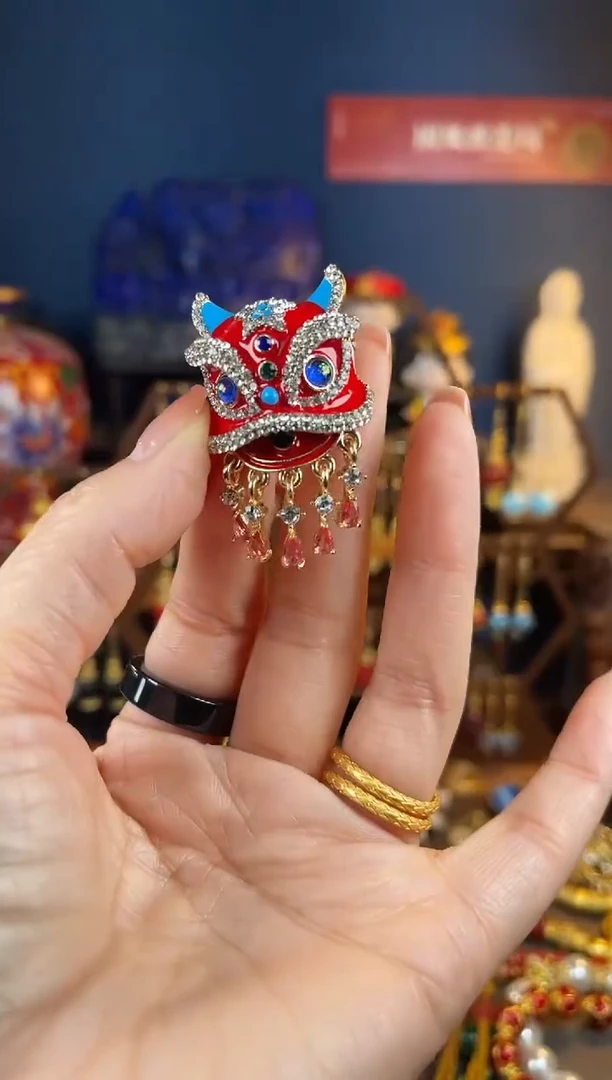 【闪购商品】382号醒狮红色珐琅流苏胸针