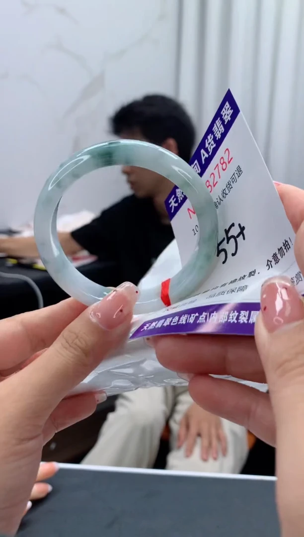 未镶嵌手镯翡翠有纹，完美者勿拍