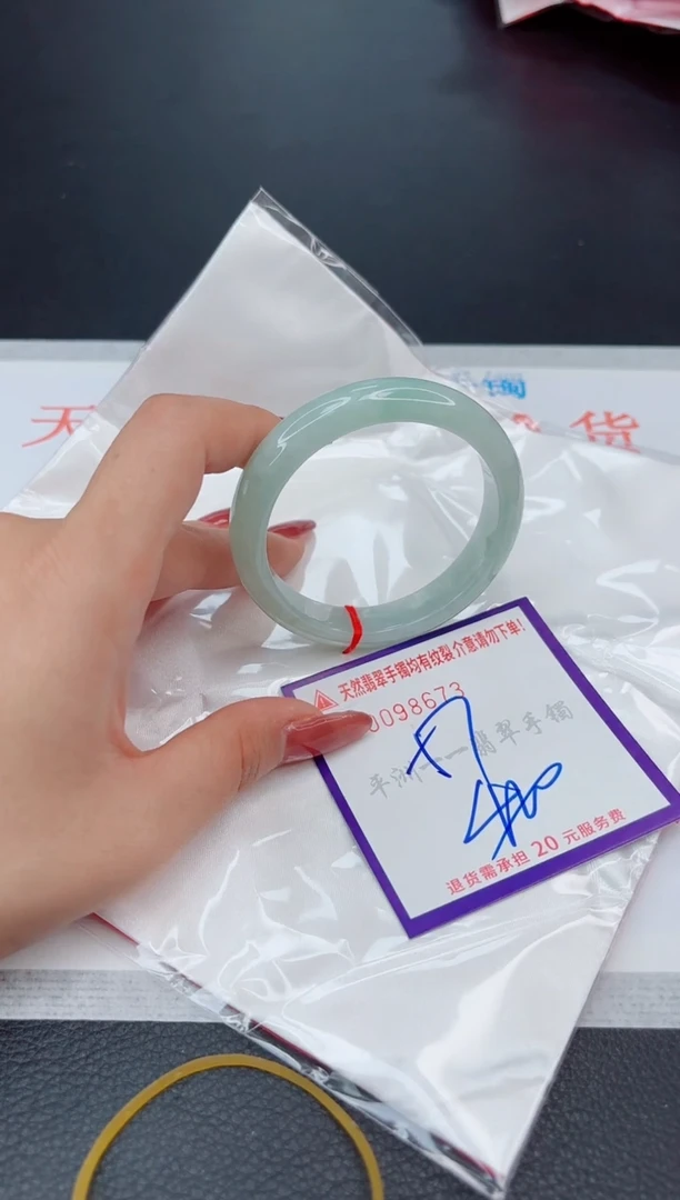 翡翠手镯未镶嵌1