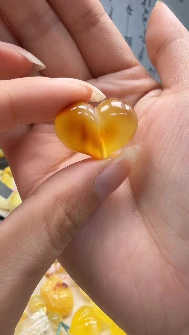 未镶嵌琥珀裸石如图