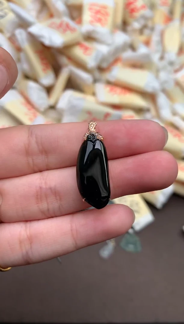 翡翠挂件18K金镶嵌 —