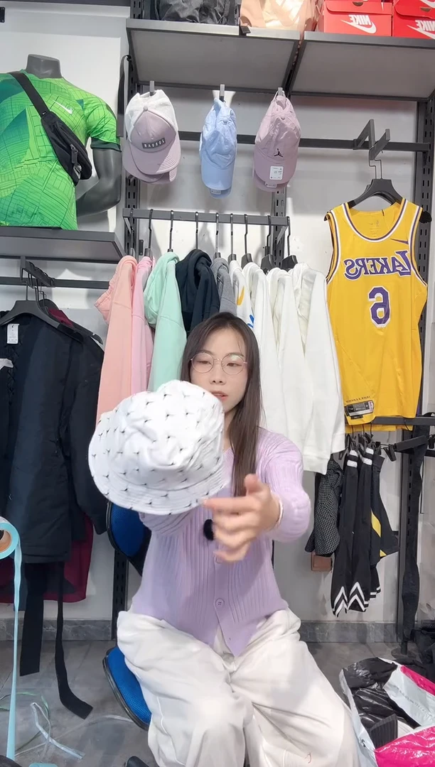 1372   编码 瑕疵款直播间过款为准 尺码 54