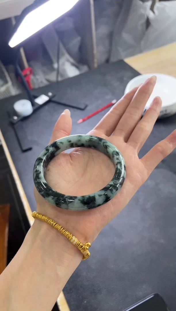 翡翠手镯未镶嵌翡翠手镯