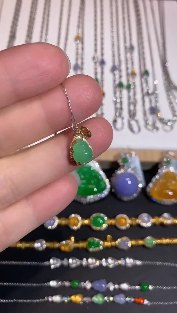 颈饰18K金镶嵌翡翠吊坠