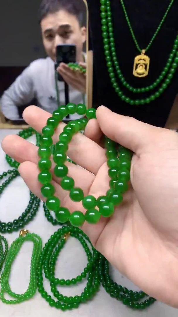 项链未镶嵌和田玉（碧玉）俄碧卡10的阳绿色