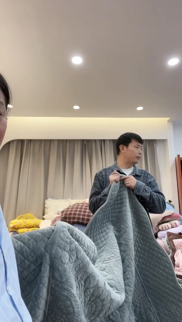 棉棉D40     灰绿色绒床盖约160*210