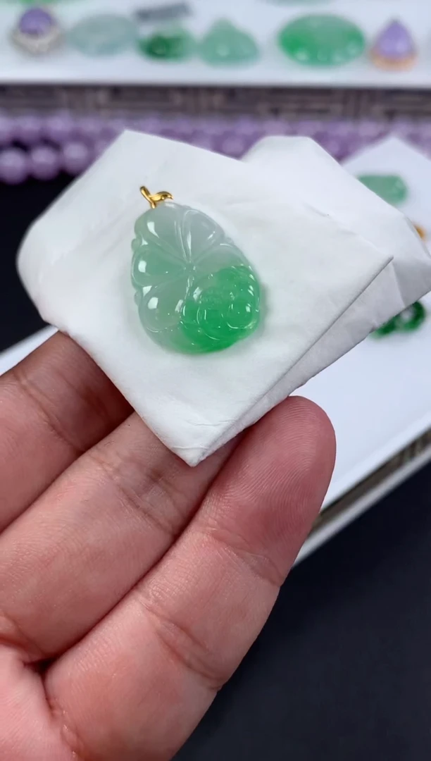 颈饰18K金镶嵌翡翠思*哥翡翠