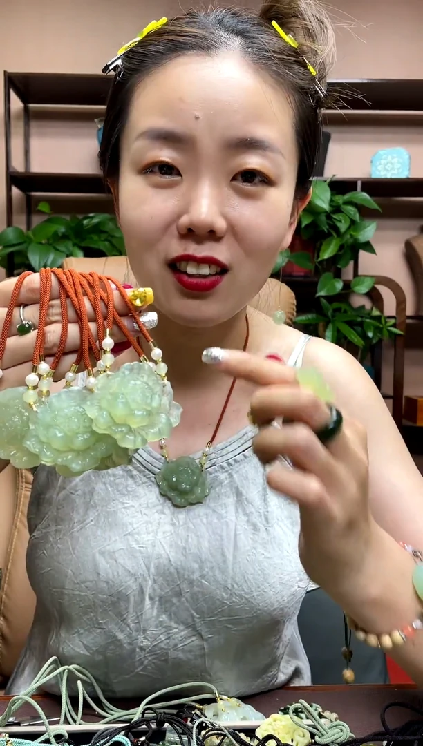 岫玉未镶嵌颈饰多样性发货发其中之一