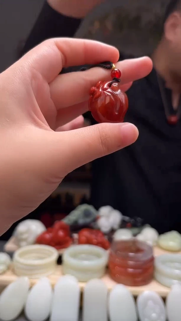颈饰未镶嵌南红玛瑙吊坠