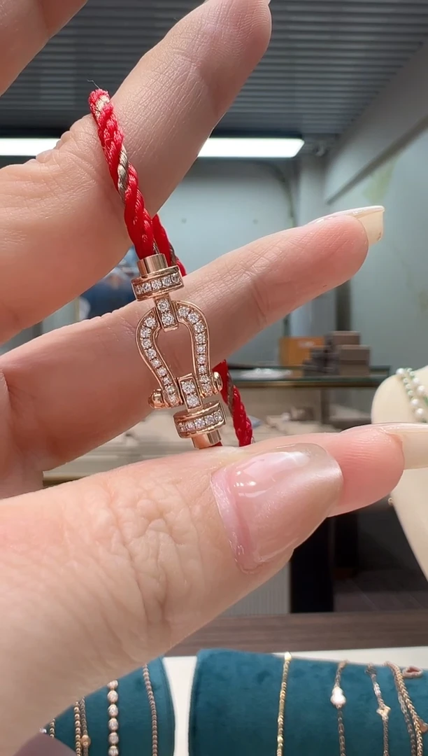 【闪购商品】钻石手链18K金镶嵌满钻马蹄红绳手链（17）