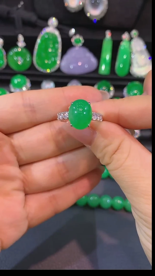 18K金镶嵌戒指翡翠戒指