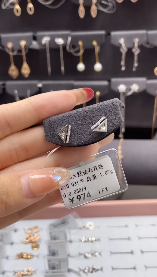 【闪购商品】钻石耳饰18K金镶嵌剪断标绳不退不换