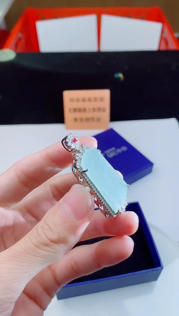 颈饰未镶嵌翡翠    `