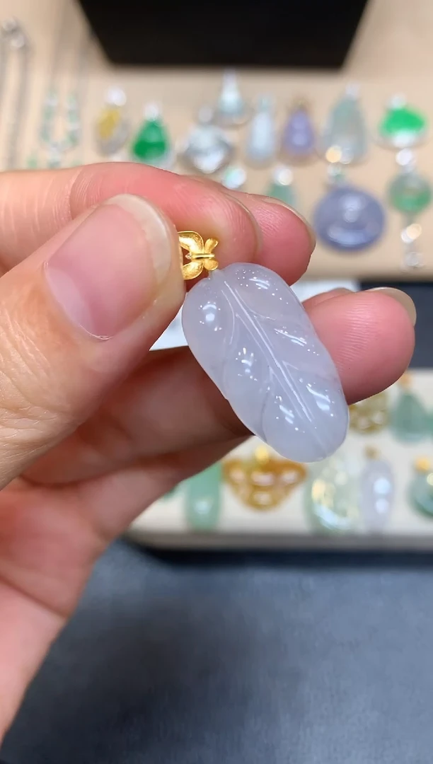 颈饰18K金镶嵌翡翠树叶【无服务费