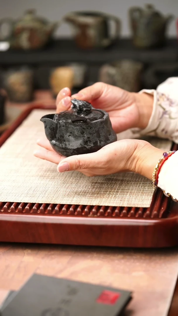 柯荣盛老师作品冰碛岩重工雕刻金蟾宝瓶壶180cc