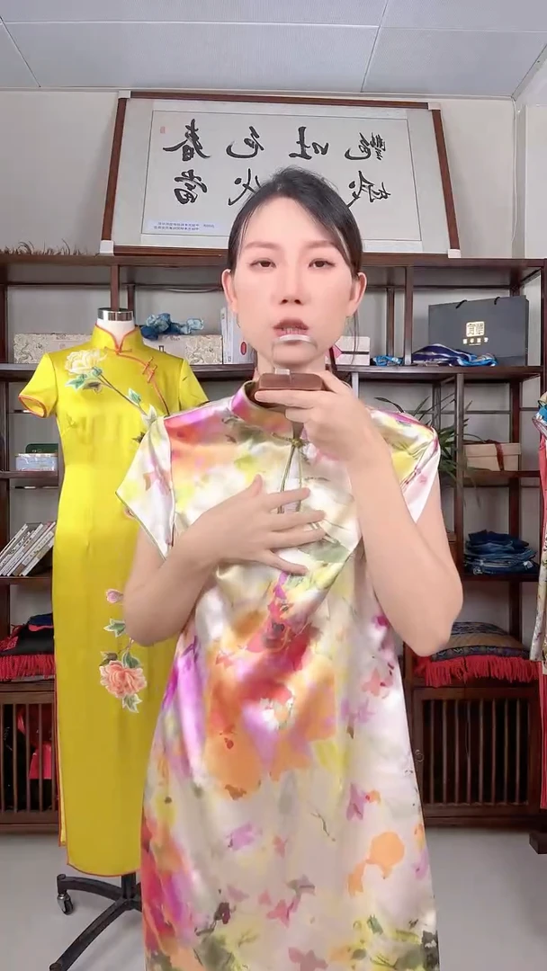 深夜花樣黃短款旗袍