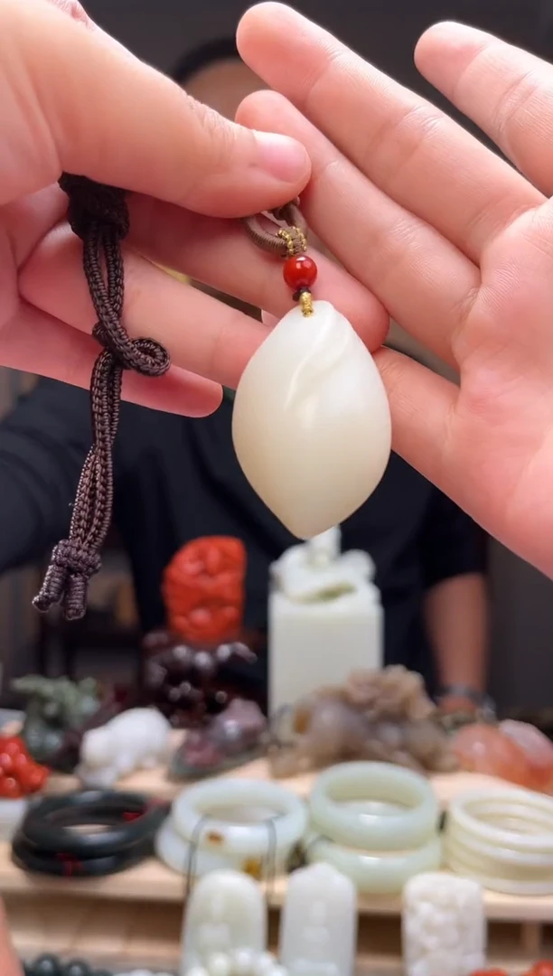 颈饰未镶嵌和田玉美**发吊坠