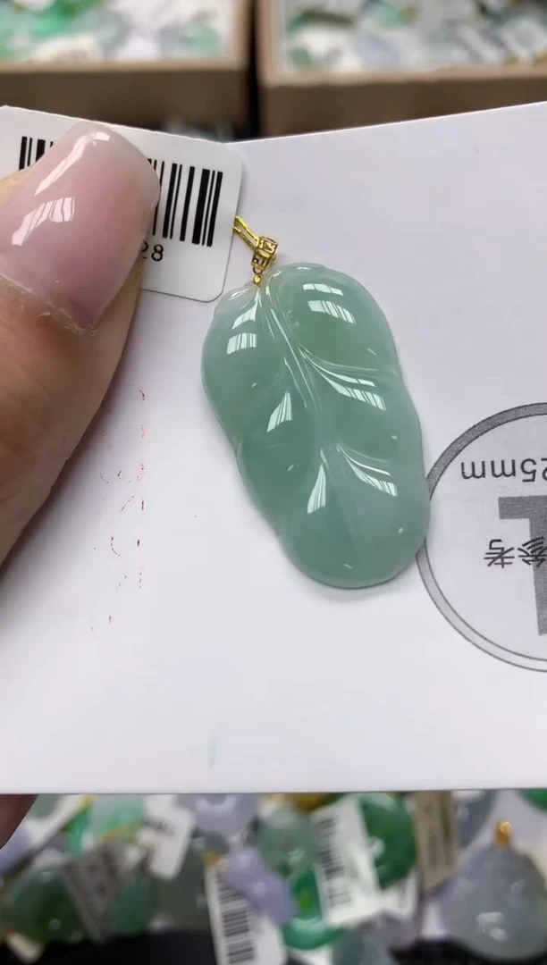 颈饰18K金镶嵌翡翠V