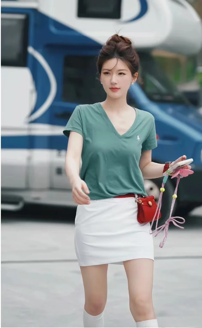 NANYOU夏季短款时尚设计薄款白色小马刺绣V领纯色短袖T恤修身2