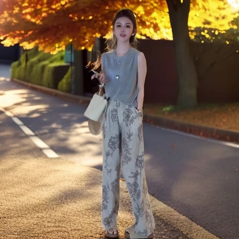 今年流行一整套小个子穿搭休闲马甲上衣+设计感印花阔腿裤两件套