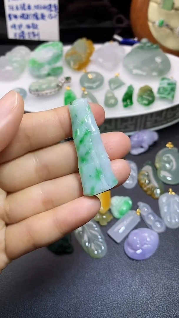 颈饰未镶嵌翡翠吊坠