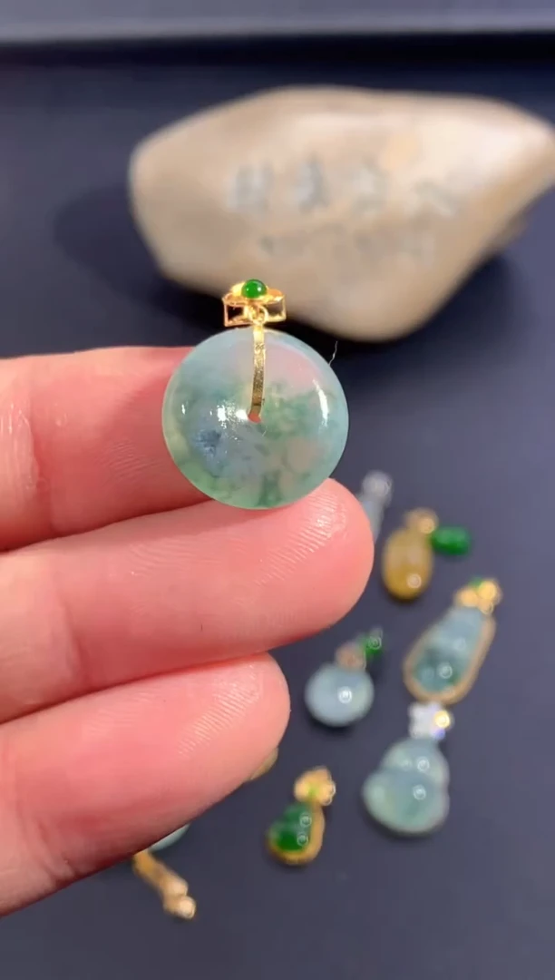 颈饰18K金镶嵌翡翠