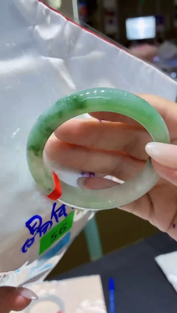 翡翠手镯未镶嵌翡翠手镯