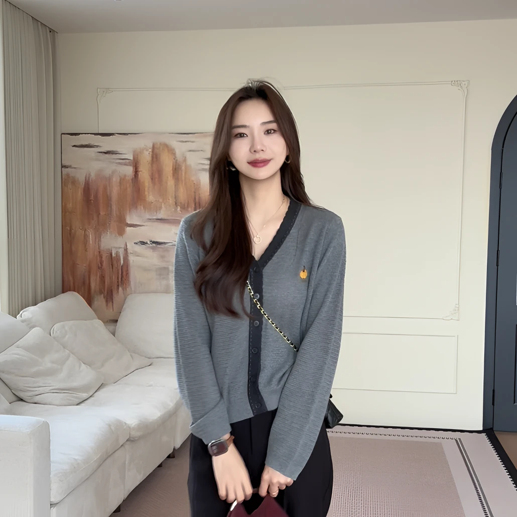 【余欢欢】秋季时尚休闲百搭南瓜刺绣平色V领针织衫-YHW50774