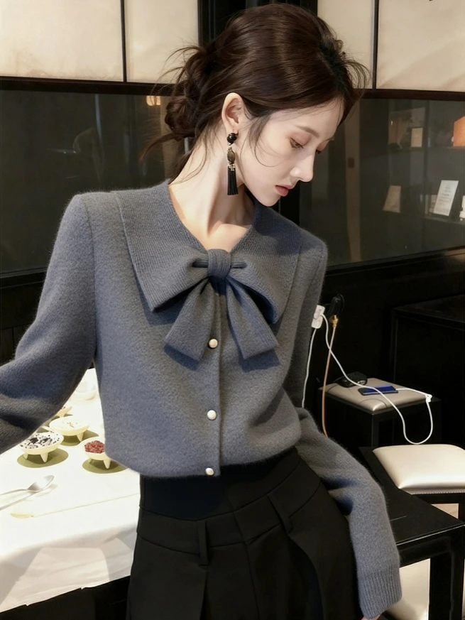 灰色蝴蝶结针织衫女2025冬季小众不撞款独特漂亮轻熟气质内搭毛衣