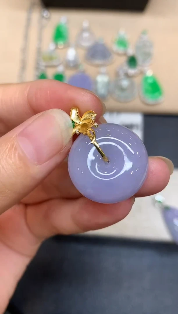 颈饰18K金镶嵌翡翠平安扣【无服务费