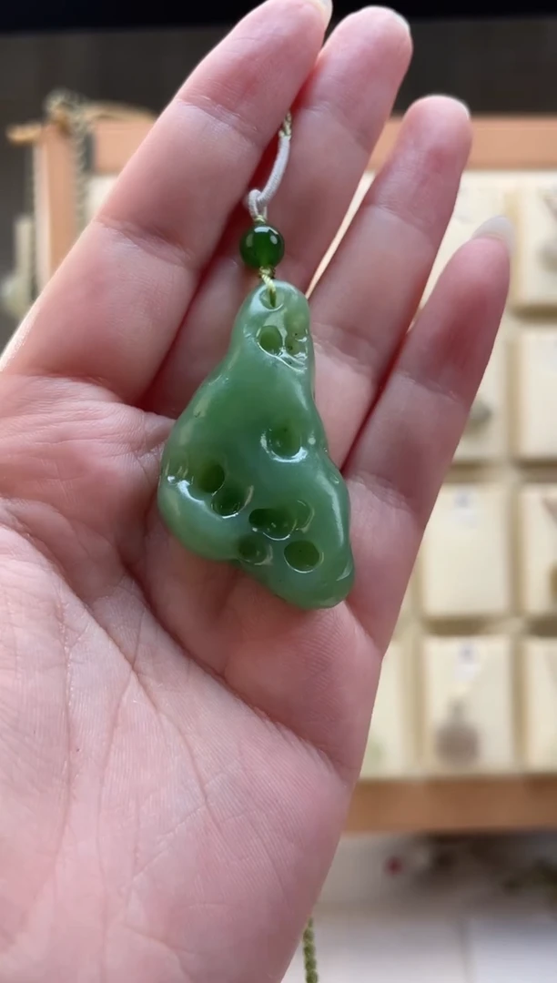和田玉（碧玉）未镶嵌颈饰我****面碧玉太湖石