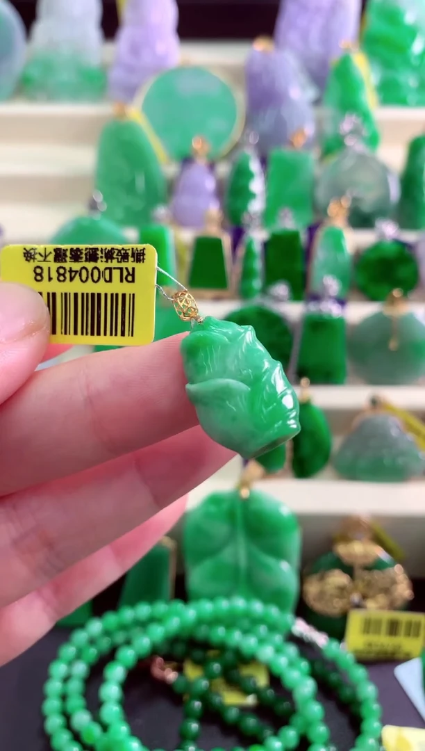 翡翠未镶嵌颈饰挂件