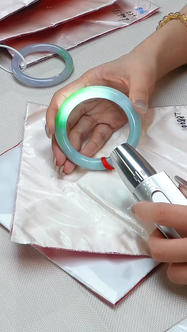 翡翠手镯未镶嵌手镯退货标签需完好
