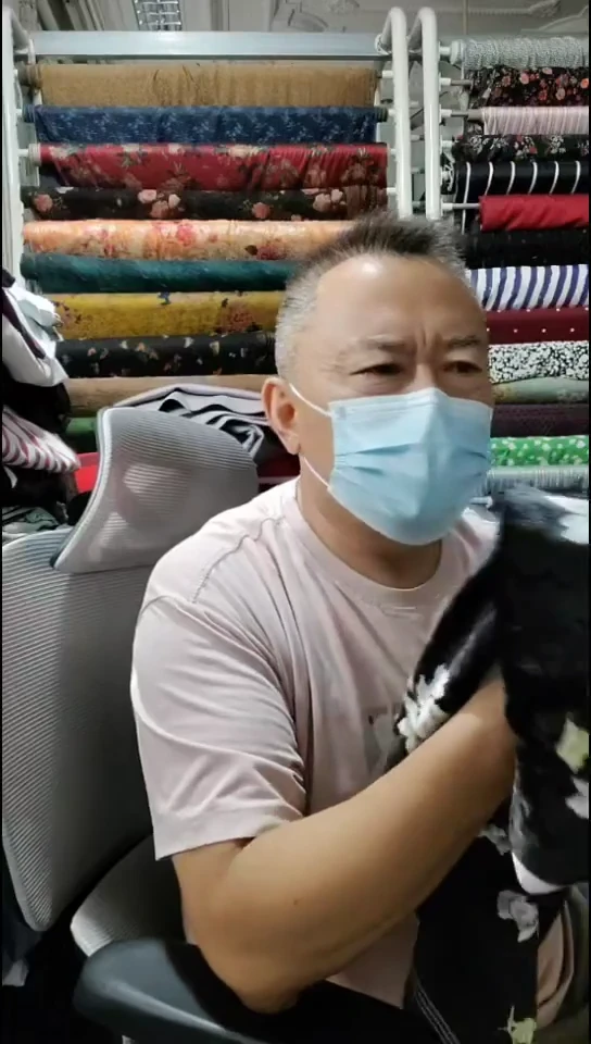 黑色绿叶白花乱花绒布料