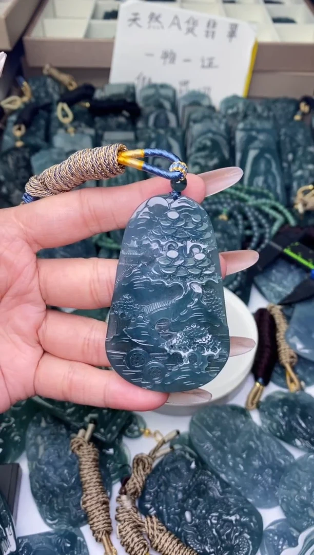 颈饰未镶嵌翡翠