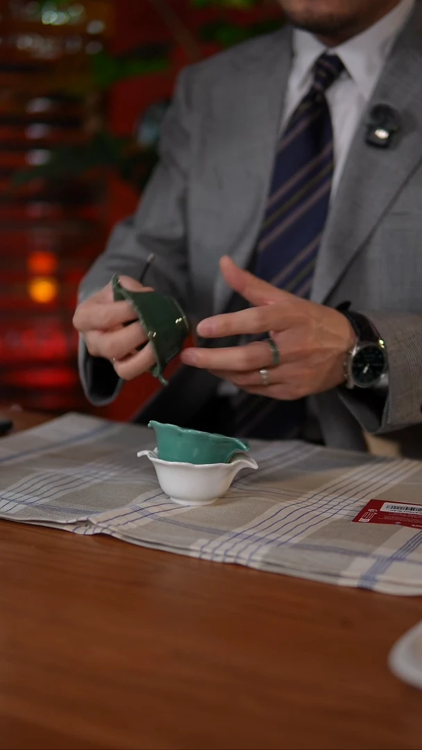 当代三个叶子陶瓷小碟