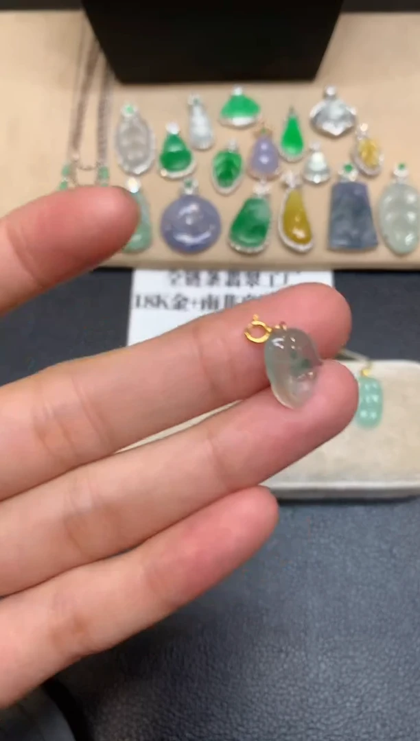 颈饰18K金镶嵌翡翠蟹钳【无服务费